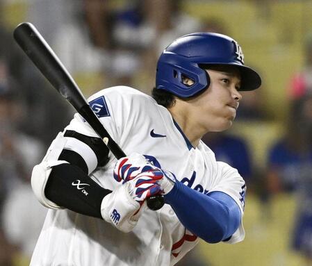 　負傷者リストから復帰し、パドレス戦の１回、右前打を放つドジャース・大谷＝ロサンゼルス（共同）