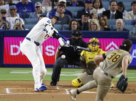 　パドレス戦で復帰し、１回に右前打を放つドジャース・大谷＝ロサンゼルス（共同）