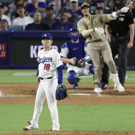 　パドレス戦の４回、マチャド（右奥）に先制２ランを浴びたドジャース・山本＝ロサンゼルス（共同）