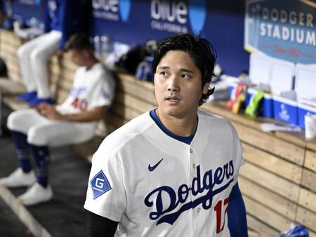 　パドレス戦の７回、中飛に倒れ、ベンチに戻ったドジャース・大谷＝ロサンゼルス（共同）