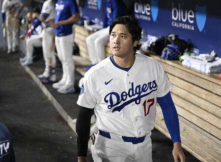 　パドレス戦の７回、中飛に倒れ、ベンチに戻ったドジャース・大谷＝ロサンゼルス（共同）