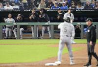 　ロイヤルズ戦の３回、適時二塁打を放った村上（手前）に向かってポーズをとるホワイトソックスの選手ら＝カンザスシティー（共同）