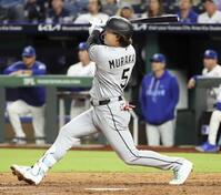 　ロイヤルズ戦の３回、右翼線に適時二塁打を放つホワイトソックス・村上＝カンザスシティー（ゲッティ＝共同）