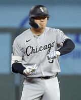 　ロイヤルズ戦の３回、適時二塁打を放ちポーズをとるホワイトソックス・村上＝カンザスシティー（ゲッティ＝共同）