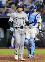 　ロイヤルズ戦の８回、見逃し三振に倒れたホワイトソックス・村上＝カンザスシティー（共同）
