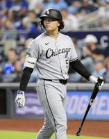 　ロイヤルズ戦の８回、見逃し三振に倒れたホワイトソックス・村上＝カンザスシティー（共同）