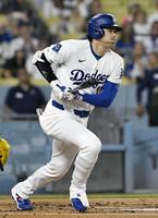 　パドレス戦で復帰し、１回に右前打を放ったドジャース・大谷＝ロサンゼルス（共同）