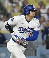 　負傷者リストから復帰し、パドレス戦の１回、右前打を放つドジャース・大谷＝ロサンゼルス（共同）