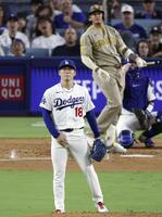 　パドレス戦の４回、マチャド（奥）に先制２ランを浴びたドジャース・山本＝ロサンゼルス（共同）