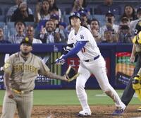 　パドレス戦の７回、中飛に倒れたドジャース・大谷＝ロサンゼルス（共同）