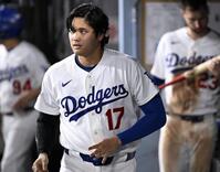 　パドレス戦の７回、中飛に倒れ、ベンチに戻ったドジャース・大谷＝ロサンゼルス（共同）