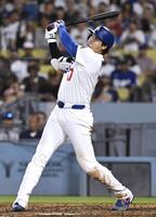 　パドレス戦の７回、中飛に倒れたドジャース・大谷＝ロサンゼルス（共同）