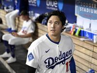　パドレス戦の７回、中飛に倒れ、ベンチに戻ったドジャース・大谷＝ロサンゼルス（共同）