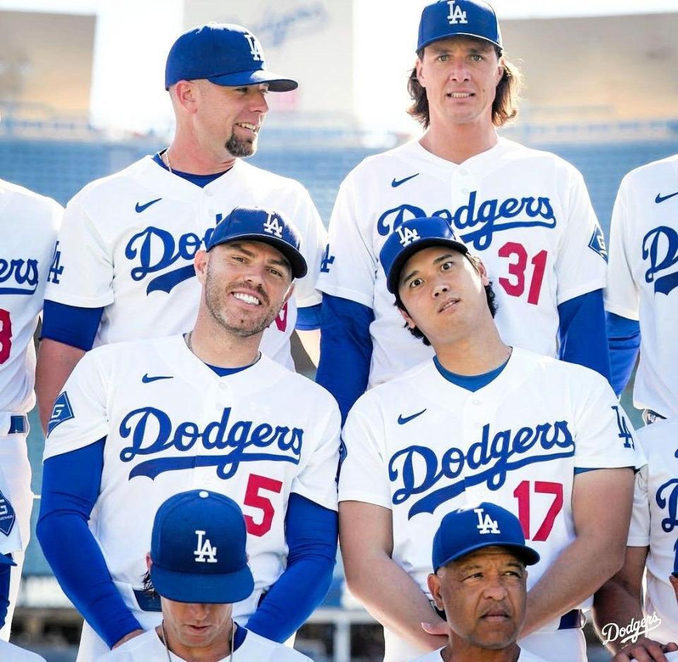 記念撮影する大谷とフリーマン（ロサンゼルス・ドジャース提供）