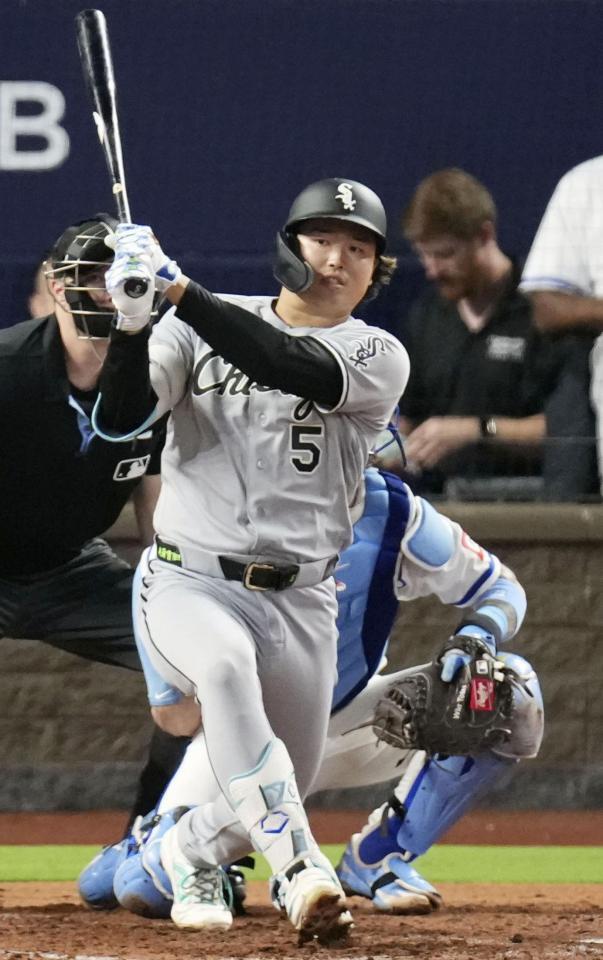 　ロイヤルズ戦の３回、右翼線に適時二塁打を放つホワイトソックス・村上＝カンザスシティー（共同）