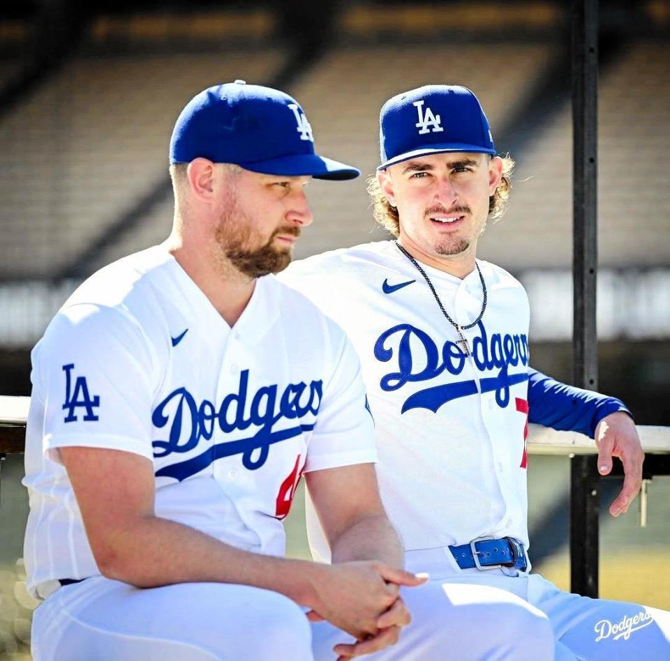写真撮影を待つスチュワートとロブレスキ-（ロサンゼルス・ドジャース提供）