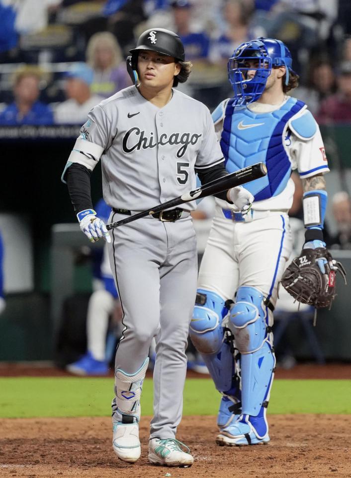 　ロイヤルズ戦の８回、見逃し三振に倒れたホワイトソックス・村上＝カンザスシティー（共同）