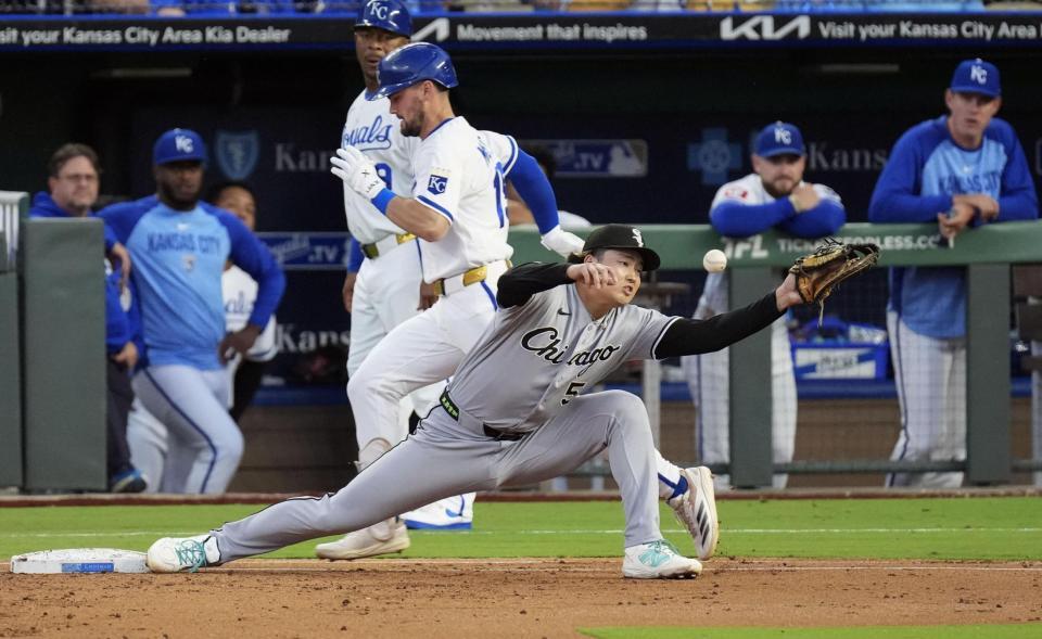 　ロイヤルズ戦の１回、マッシーの内野安打を処理した遊撃手の送球がそれ、捕球できなかったホワイトソックスの一塁手村上＝カンザスシティー（共同）