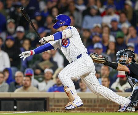 　マーリンズ戦の１回、右前打を放つカブス・鈴木（ＭＬＢ提供・ゲッティ＝共同）