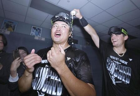 　プレーオフ進出を決め、シャンパンファイトで盛り上がるホワイトソックス・村上＝カンザスシティー（共同）