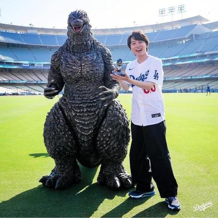 ゴジラと記念撮影する神木（ロサンゼルス・ドジャース提供）