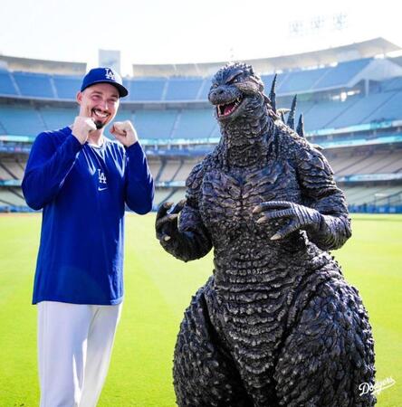 ゴジラと記念撮影するスネル（ロサンゼルス・ドジャース提供）