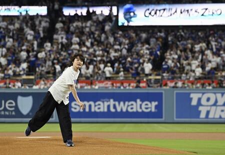 　米大リーグ、ドジャース－パドレス戦で始球式を務める俳優の神木隆之介さん＝ロサンゼルス（共同）