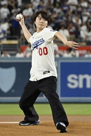 　米大リーグ、ドジャース－パドレス戦で始球式を務める俳優の神木隆之介さん＝ロサンゼルス（共同）