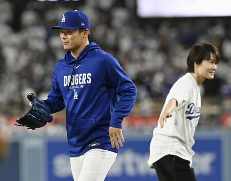 　米大リーグ、ドジャース－パドレス戦で始球式を務めた俳優の神木隆之介さん（右）と捕手役の山本＝ロサンゼルス（共同）