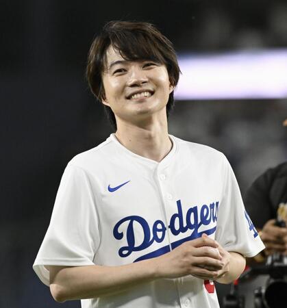 　米大リーグ、ドジャース－パドレス戦で始球式を務め、笑顔を見せる俳優の神木隆之介さん＝ロサンゼルス（共同）