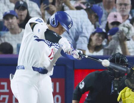 　パドレス戦の３回、右前打を放つドジャース・大谷＝ロサンゼルス（共同）