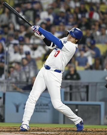 　パドレス戦の３回、右前打を放つドジャース・大谷＝ロサンゼルス（共同）