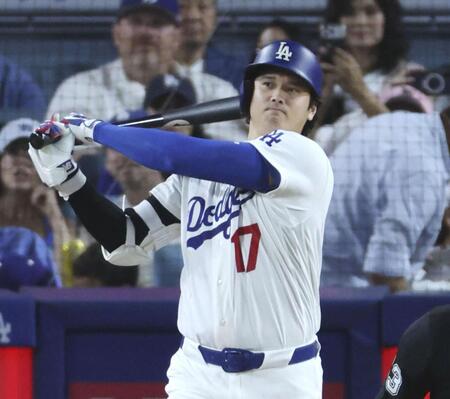 　パドレス戦の３回、右前打を放つドジャース・大谷＝ロサンゼルス（共同）