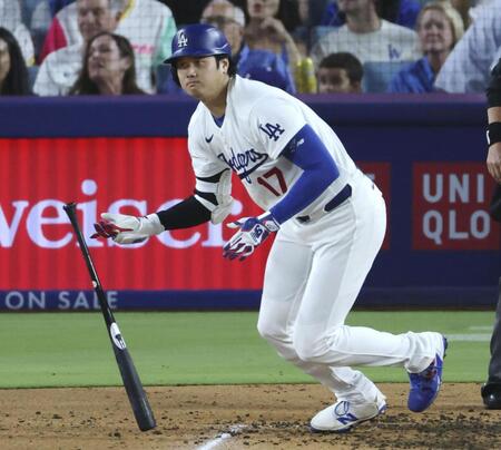 　パドレス戦の３回、右前打を放つドジャース・大谷＝ロサンゼルス（共同）