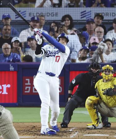 　パドレス戦の３回、右前打を放つドジャース・大谷＝ロサンゼルス（共同）
