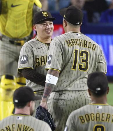 　ドジャース戦の６回途中、降板時にマチャド（13）と言葉を交わすパドレス・松井＝ロサンゼルス（共同）