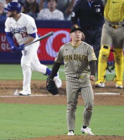 　ドジャース戦の６回、マンシー（奥）を二飛に打ち取ったパドレス・松井＝ロサンゼルス（共同）