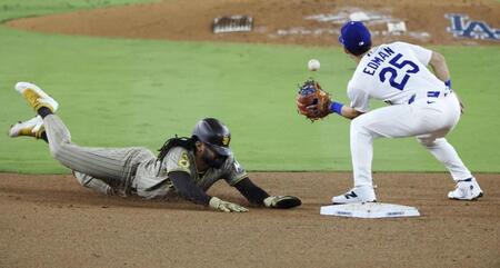 　ドジャース戦の６回、二盗を決めるパドレスのタティス。二塁手エドマン＝ロサンゼルス（共同）
