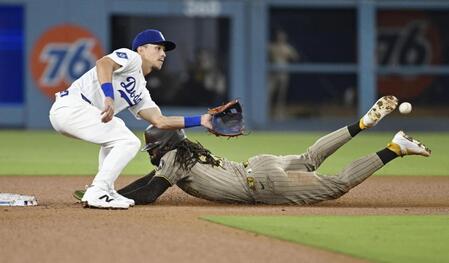 　ドジャース戦の６回、二盗を決めるパドレスのタティス。二塁手エドマン＝ロサンゼルス（共同）
