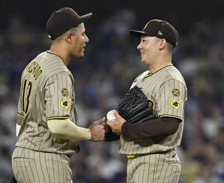 　ドジャース戦の６回途中、降板時にマチャド（左）と言葉を交わすパドレス・松井＝ロサンゼルス（共同）