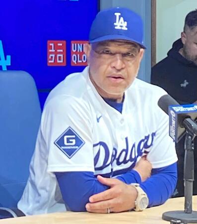 試合後の会見で大谷を絶賛したロバーツ監督（撮影・小林信行）