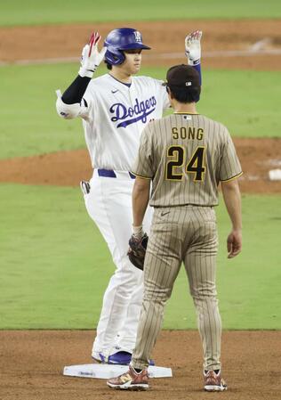　パドレス戦の９回、適時二塁打を放ち、ポーズをとるドジャース・大谷＝ロサンゼルス（共同）