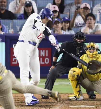 　パドレス戦の９回、左中間に適時二塁打を放つドジャース・大谷＝ロサンゼルス（共同）