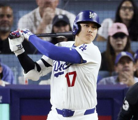 　パドレス戦の９回、左中間に適時二塁打を放つドジャース・大谷＝ロサンゼルス（共同）