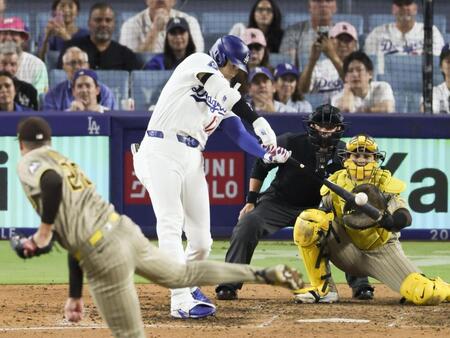 　パドレス戦の９回、左中間に適時二塁打を放つドジャース・大谷＝ロサンゼルス（共同）