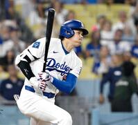 　１回に右前打を放つドジャース・大谷（共同）