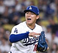 　５回、三塁へ悪送球し、二走の生還を許すドジャース・山本（共同）