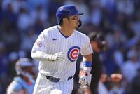 　マーリンズ戦の５回、26号ソロを放ち打球の行方を見るカブス・鈴木＝シカゴ（ＡＰ＝共同）