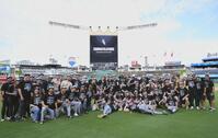 　プレーオフ進出を決め、記念写真に納まるホワイトソックスの選手ら＝カンザスシティー（共同）