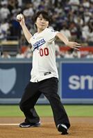 　米大リーグ、ドジャース－パドレス戦で始球式を務める俳優の神木隆之介さん＝ロサンゼルス（共同）